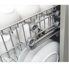 Vaatwasser met vaatwerk in de vaatwerkmand