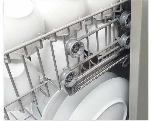 Vaatwasser met vaatwerk in de vaatwerkmand