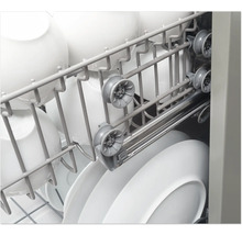 Vaatwasser met vaatwerk aan de binnenkant