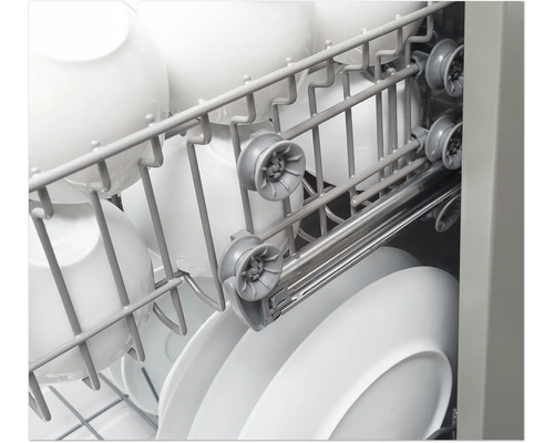 Vaatwasser met vaatwerk aan de binnenkant