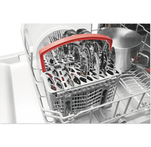 Bestekmand in de vaatwasser met bestek