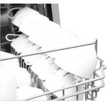 Vaatwasser met kopjes in de vaatwerkmand