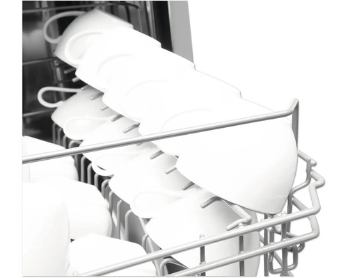 Vaatwasser met kopjes in de vaatwerkmand