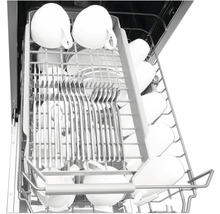 Vaatwasser interieur met servies en bestek