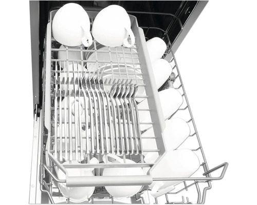 Vaatwasser interieur met servies en bestek