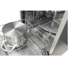 Binnenaanzicht van een vaatwasser met een kookpan in de vaatwaskorf