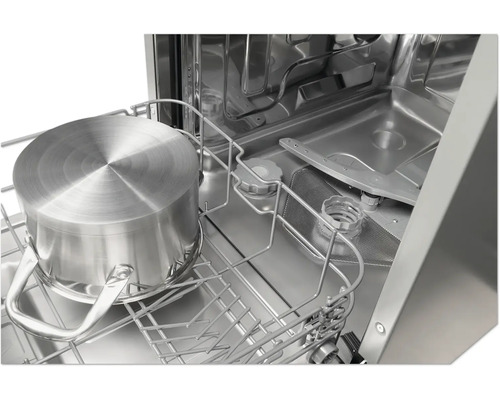 Binnenaanzicht van een vaatwasser met een kookpan in de vaatwaskorf