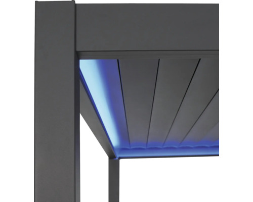 Detail van een grijze terrasoverkapping met geïntegreerde verlichting