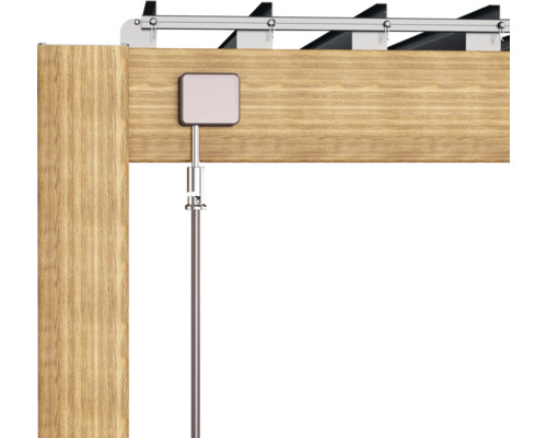 Detailopname van een jaloezieophanging aan een houten constructie