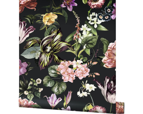 Behang met bloemmotief op een donkere achtergrond