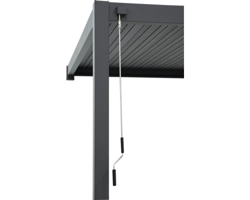 Gedetailleerde weergave van een grijze lamellenpergola met handgreep voor lamellenverstelling.