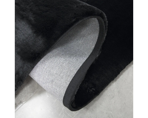 Zwart tapijt met geweven rug.