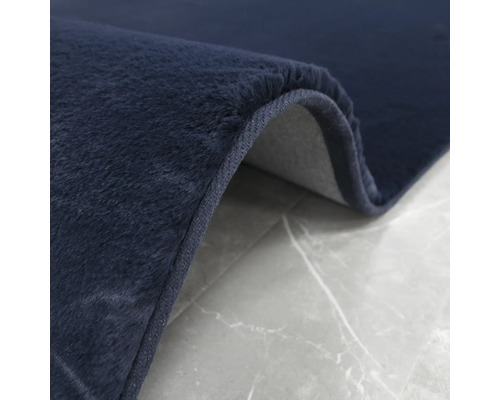 Detailopname van een marineblauw tapijt met een zacht oppervlak