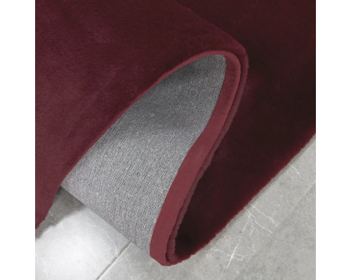 Bordeauxrood tapijt met hoogpolig oppervlak en grijze achterkant
