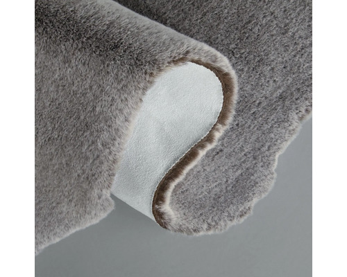 Grijs tapijt met vachtstructuur