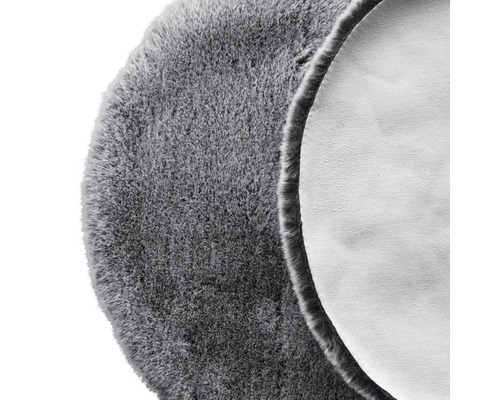 Grijs rond hoogpolig tapijt