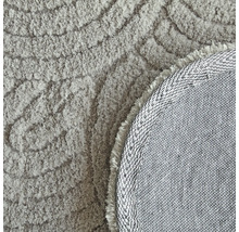 Detail van een rond tapijt met patroon en franjes