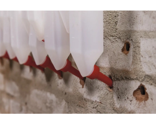 Automatisch drinkwatersysteem voor dieren aan een muur gemonteerd