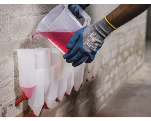 Vloeistof wordt in de isolatielaag giettrechter gegoten