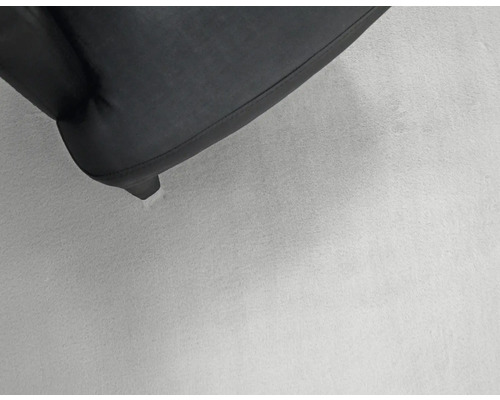 Detail van een zwarte bank met kleine voet