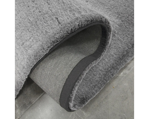 Detailopname van een grijs vloerkleed met pool