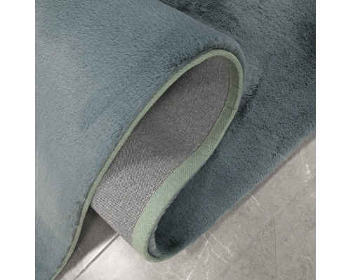 Detailopname van een tapijt met pool en geweven achterkant