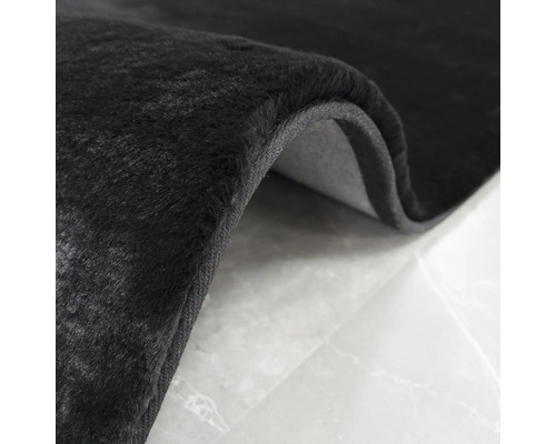 Detailweergave van een zwart vloerkleed met pool