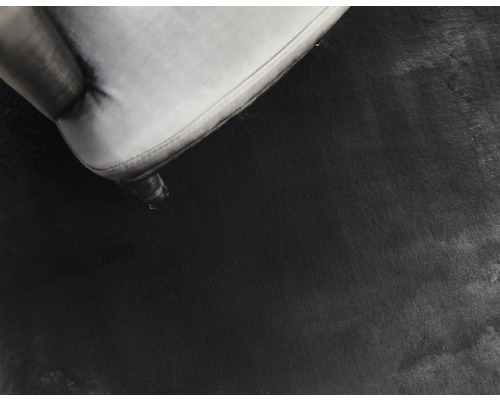 Detailopname van een gestoffeerde fauteuil met een stoffen bekleding