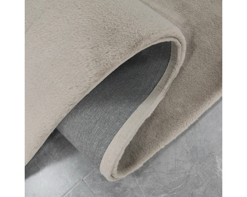 Detailweergave van een beige vloerkleed met pool