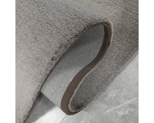 Grijs tapijt met gekrulde hoek