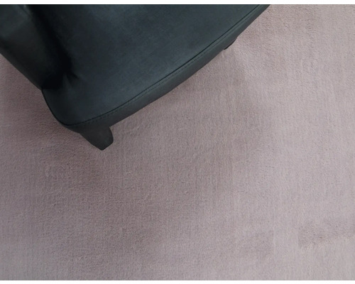 Detailweergave van een zwarte meubelpoot op een tapijt