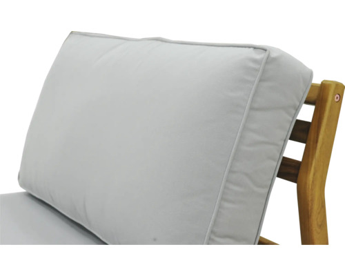 Close-up van een lichtgekleurd kussen op een tuinstoel