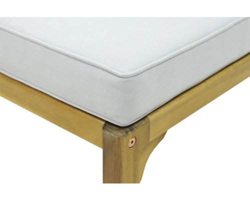 Detailopname van een tuinbank met houten frame en zitkussen