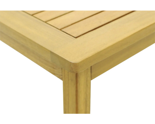 Detailopname van een tuintafel van hout met latten