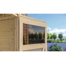 Detailaanzicht van een houten tuinhuis met raam