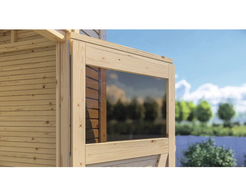 Detailaanzicht van een houten tuinhuis met raam