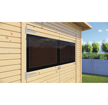 Close-up van een tuinhuis met houten ramen
