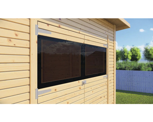 Close-up van een tuinhuis met houten ramen