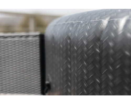 Detailopname van een opblaasbare whirlpool met gevlochten oppervlak