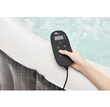 Close-up van een MSpa bubbelbad met bedieningspaneel in de hand