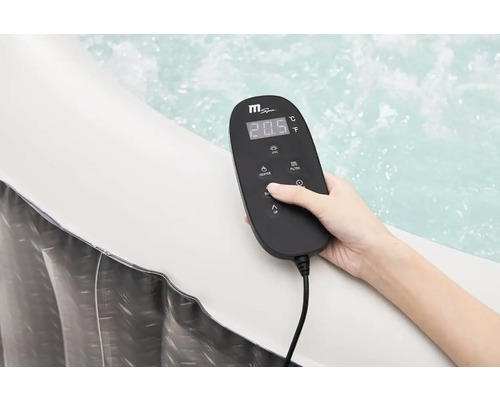 Close-up van een MSpa bubbelbad met bedieningspaneel in de hand