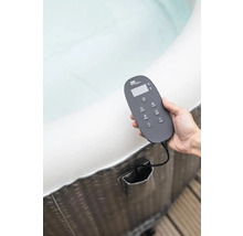 Opblaasbare jacuzzi met bedieningselement in de hand