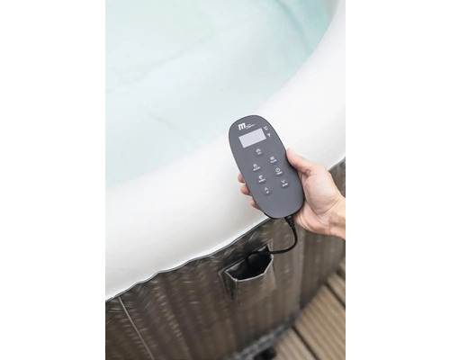 Opblaasbare jacuzzi met bedieningselement in de hand