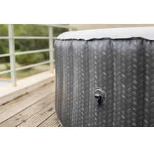 Detail van een opblaasbare hot tub op een houten terras