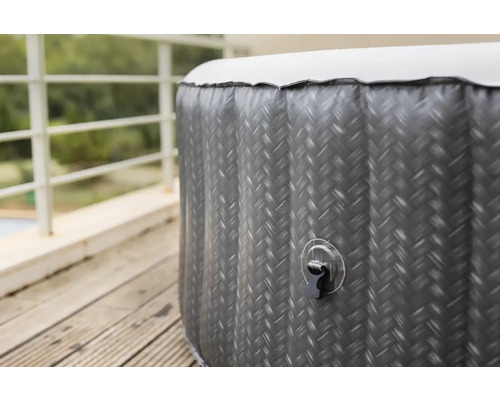 Detail van een opblaasbare hot tub op een houten terras