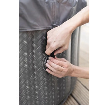 Gedetailleerde opname van een persoon die een opblaasbare jacuzzi met afdekking sluit