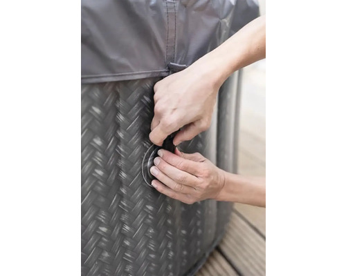 Gedetailleerde opname van een persoon die een opblaasbare jacuzzi met afdekking sluit