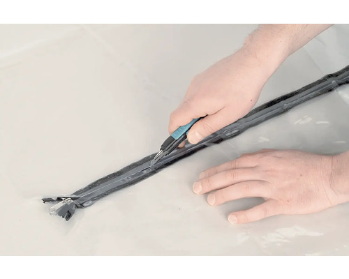 Twee handen snijden met een mes een afdichting