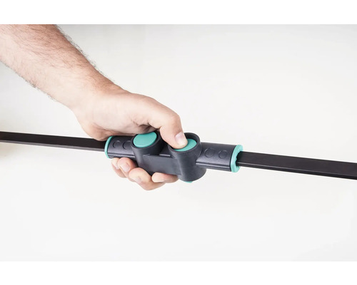 Hand houdt Wolfcraft eenhandsklem vast