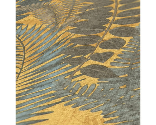 Close-up van een goudkleurig behang met bladmotief